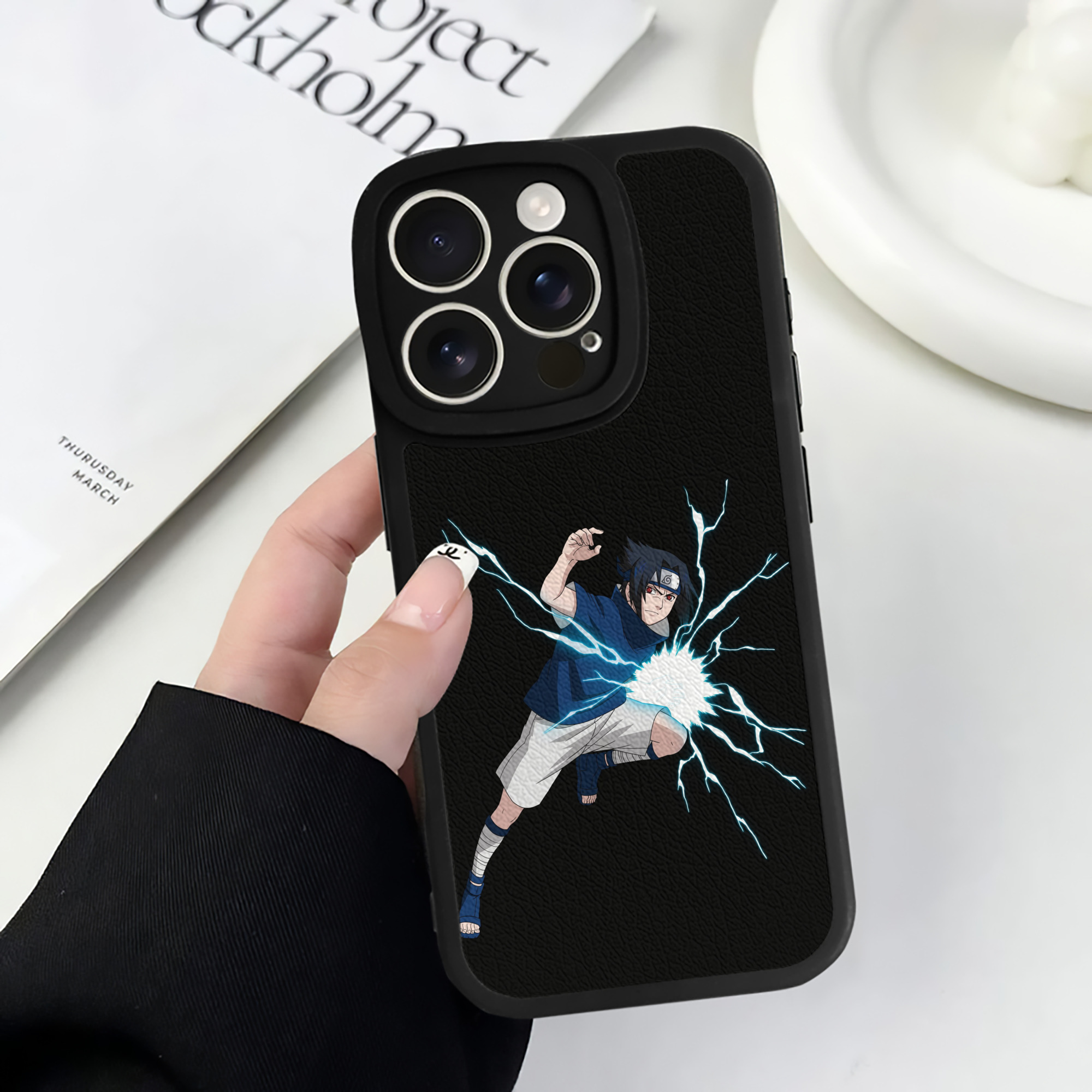 （画像用） NARUTO -ナルト- うちは サスケ Uchiha Sasuke 【iPhone 16シリーズ対応】シリコンスマホケース（レザー調） 材質：シリコン